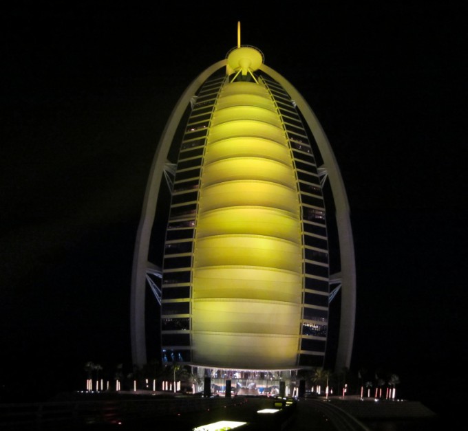 http://www.comfortablelife.asia/images/2011/07/01-the-exterior-of-Burj-Al-Arab_001-680x627.jpg