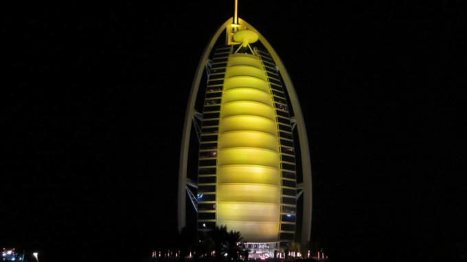 http://www.comfortablelife.asia/images/2011/07/01-the-exterior-of-Burj-Al-Arab_007-680x381.jpg