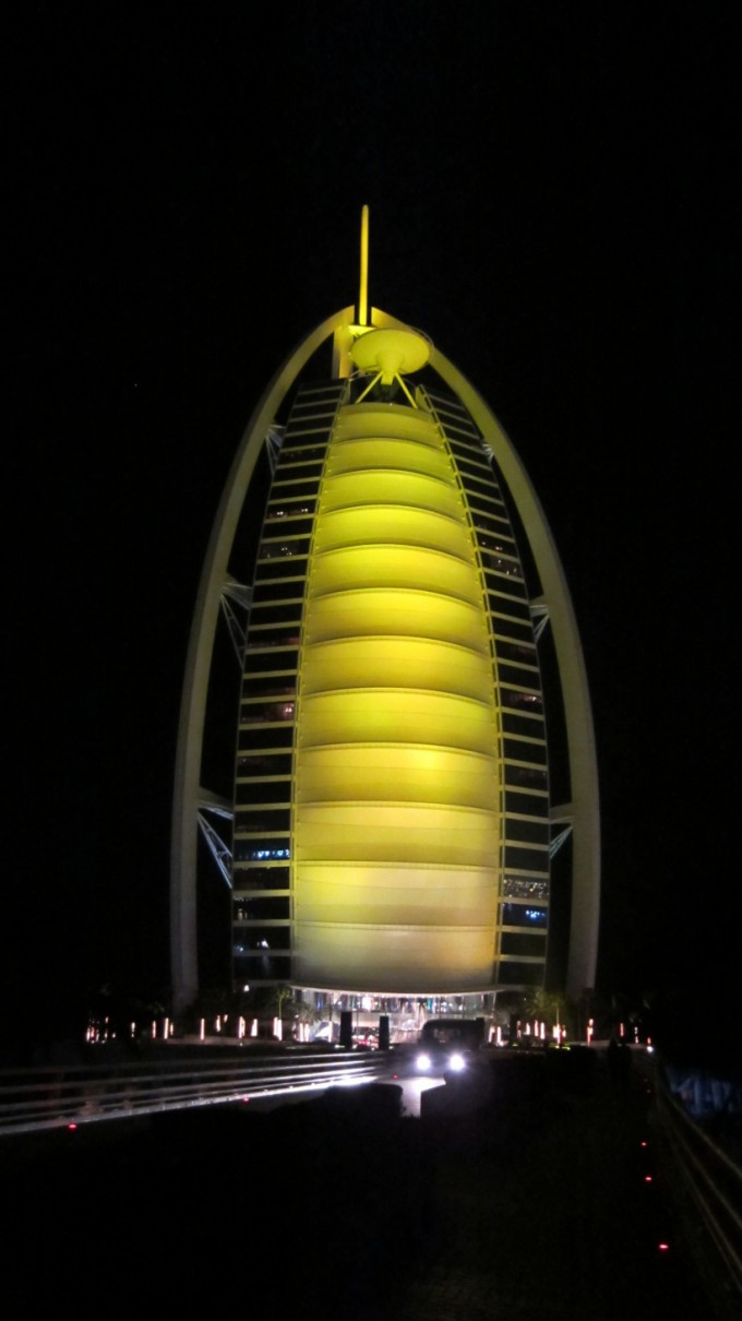 http://www.comfortablelife.asia/images/2011/07/01-the-exterior-of-Burj-Al-Arab_008-680x1210.jpg