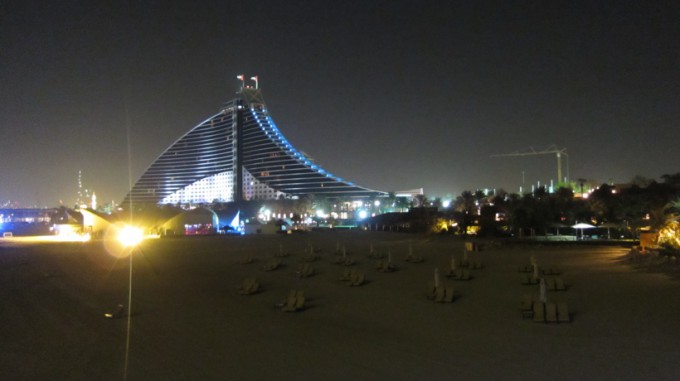 http://www.comfortablelife.asia/images/2011/07/01-the-exterior-of-Burj-Al-Arab_009-680x381.jpg