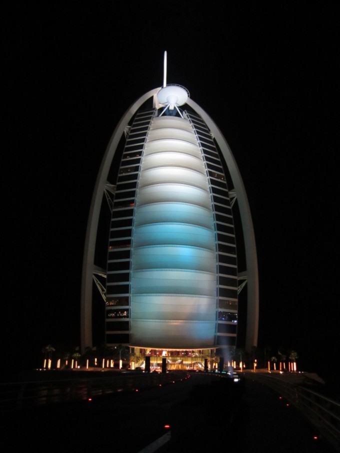 http://www.comfortablelife.asia/images/2011/07/01-the-exterior-of-Burj-Al-Arab_011-680x906.jpg