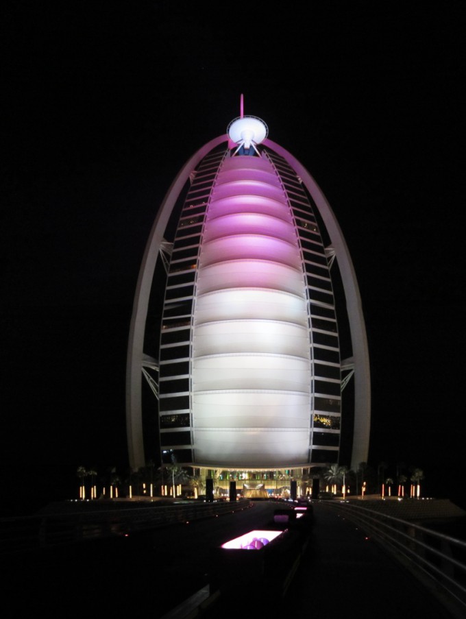 http://www.comfortablelife.asia/images/2011/07/Burj-Al-Arab_Light-Up_02-680x903.jpg