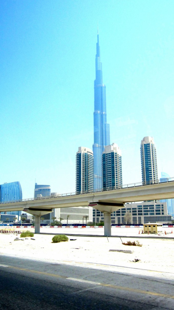 http://www.comfortablelife.asia/images/2011/08/Burj-Khalifa_At-the-top_01-680x1210.jpg