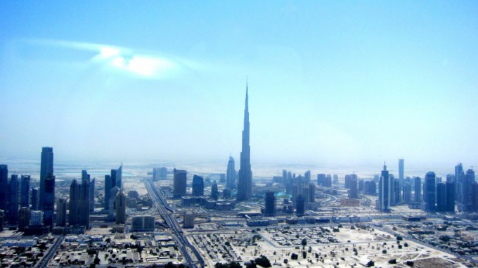 http://www.comfortablelife.asia/images/2011/08/Burj-Khalifa_At-the-top_51-680x381.jpg