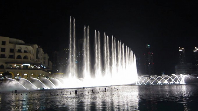 http://www.comfortablelife.asia/images/2011/09/16-Fountain-Show_012-680x382.jpg