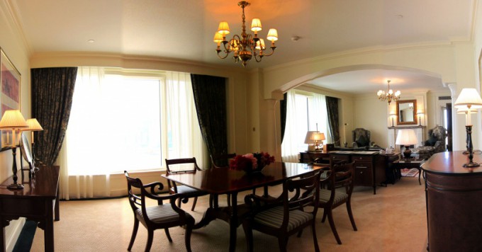 http://www.comfortablelife.asia/images/2011/10/Grand-DX-Harbour-View-Corner-Suite_01-680x356.jpg