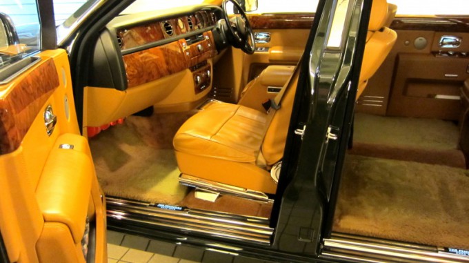 http://www.comfortablelife.asia/images/2011/11/Rolls-RoycePhantom2011_07-680x381.jpg