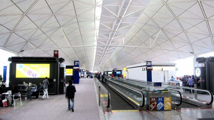 http://www.comfortablelife.asia/images/2011/12/HKIA_TheCabinLounge2011_03-680x381.jpg