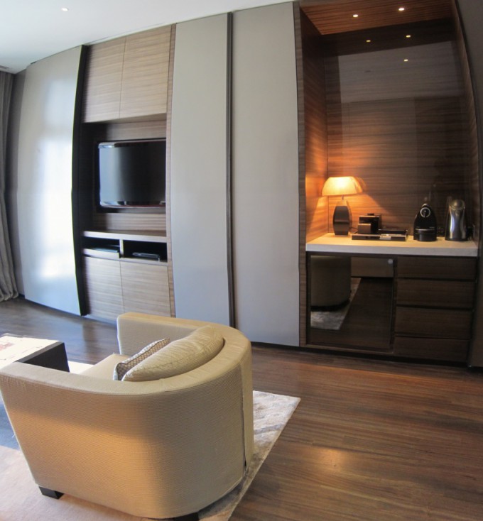 http://www.comfortablelife.asia/images/2012/03/Armani-LivingRoom.021-680x734.jpg