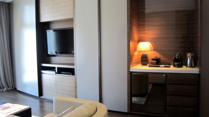 http://www.comfortablelife.asia/images/2012/03/ArmaniHotel.2011_084-680x381.jpg