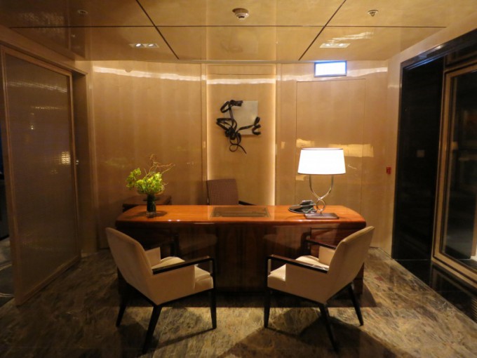 http://www.comfortablelife.asia/images/2012/12/The-Ritz-Carlton-Club.2012_47-680x510.jpg