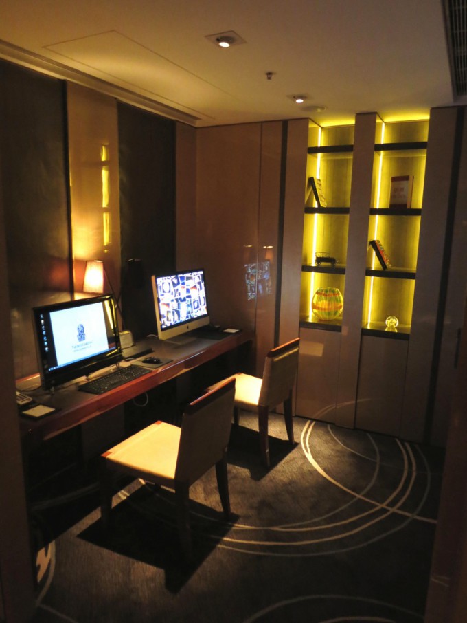 http://www.comfortablelife.asia/images/2013/02/The-Ritz-Carlton-Club.2012_42-680x906.jpg