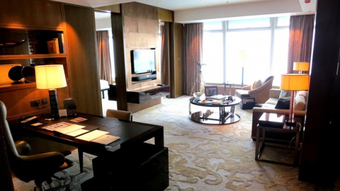 http://www.comfortablelife.asia/images/2013/05/Premier-Executive-Suite.2013-680x382.jpg