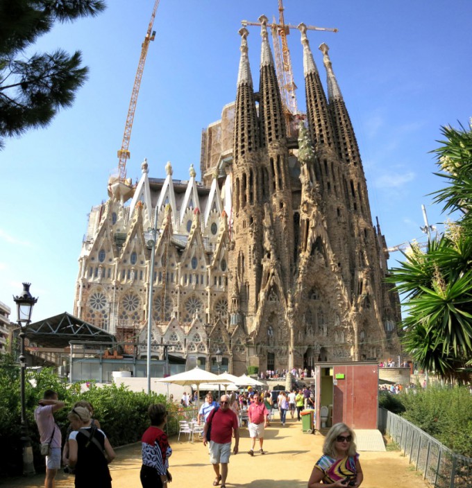 http://www.comfortablelife.asia/images/2013/08/Sagrada-Familia_pano1-680x704.jpg