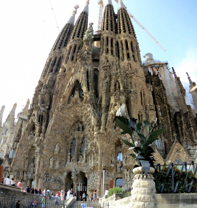 http://www.comfortablelife.asia/images/2013/08/Sagrada-Familia_pano2-680x718.jpg