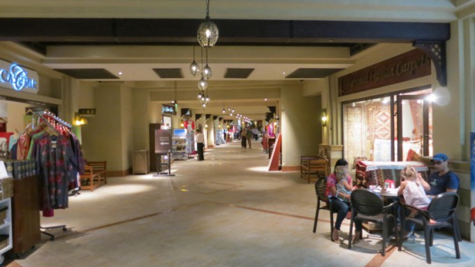 http://www.comfortablelife.asia/images/2013/10/Dubai-mall.2012_54-680x382.jpg