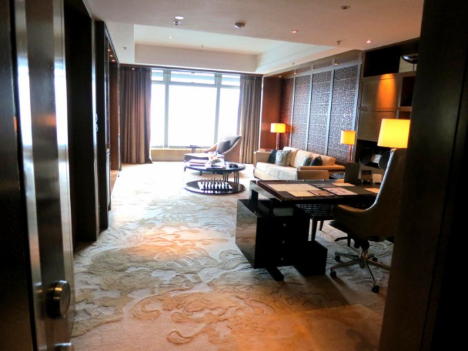 http://www.comfortablelife.asia/images/2014/02/Premier-Executive-Suite_13-680x510.jpg