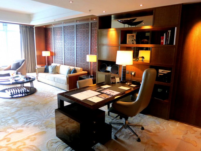 http://www.comfortablelife.asia/images/2014/02/Premier-Executive-Suite_18-680x510.jpg