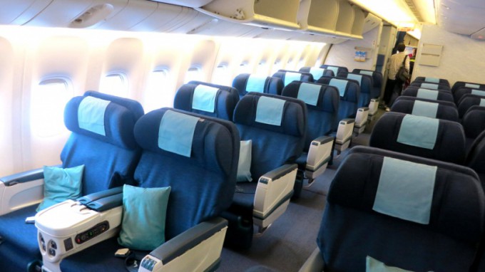 http://www.comfortablelife.asia/images/2014/03/Cathay.B777_2013_03-680x382.jpg