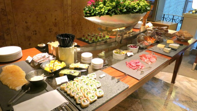 http://www.comfortablelife.asia/images/2014/04/Grand-Club-Lounge_013-680x382.jpg