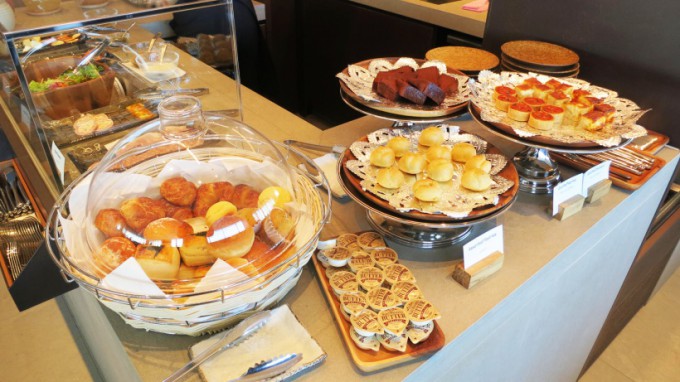 http://www.comfortablelife.asia/images/2015/04/CX-Business-class-Lounge_108-680x382.jpg