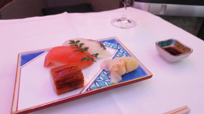 http://www.comfortablelife.asia/images/2015/04/CX-First-class-Lunch_009-680x382.jpg