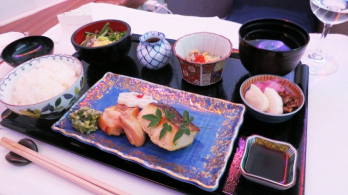 http://www.comfortablelife.asia/images/2015/04/CX-First-class-Lunch_029-680x382.jpg