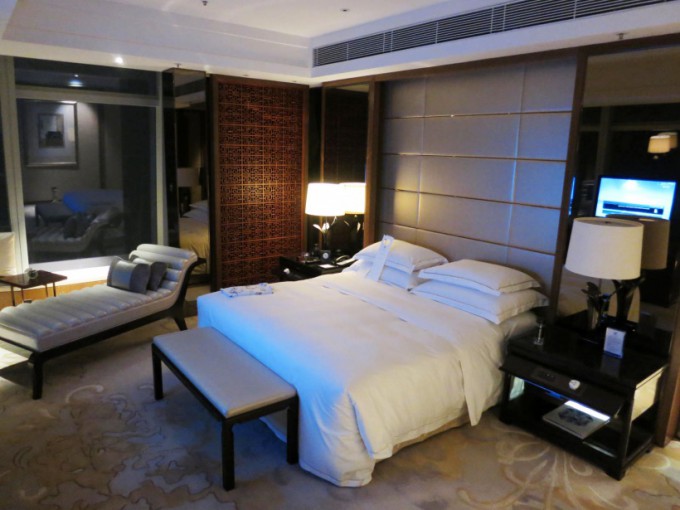 http://www.comfortablelife.asia/images/2015/05/Premier-Executive-Suite_051-680x510.jpg