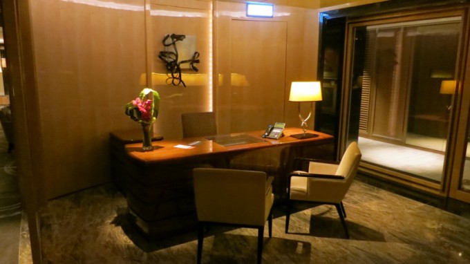 http://www.comfortablelife.asia/images/2015/05/The-Ritz-Carlton-Club-Lounge-680x382.jpg