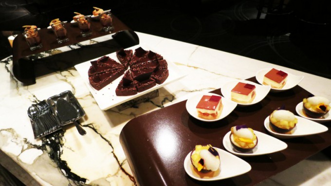 http://www.comfortablelife.asia/images/2015/06/The-Ritz-Carlton-Lounge_012-680x382.jpg