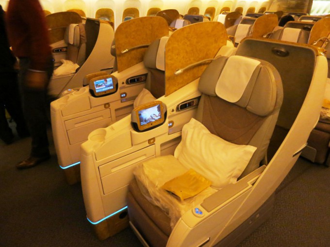 http://www.comfortablelife.asia/images/2016/04/EK-B777-200-Business-class_10-680x510.jpg