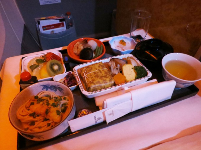 http://www.comfortablelife.asia/images/2016/04/EK-B777-200-Business-class_33-680x510.jpg