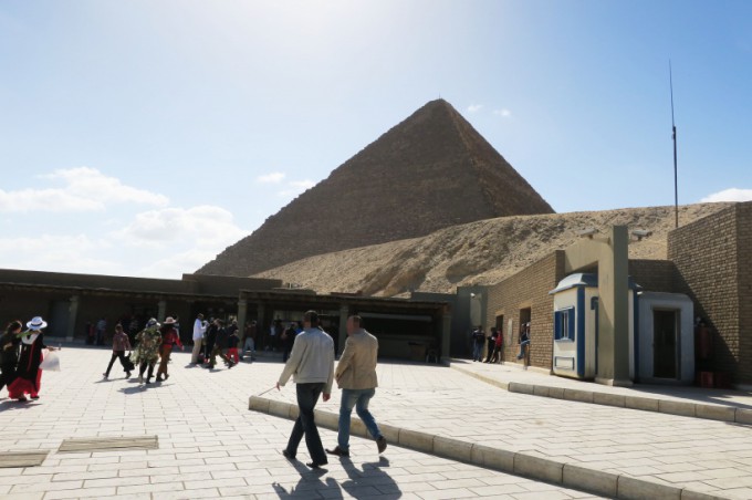 http://www.comfortablelife.asia/images/2016/06/Great-Pyramid-of-Khufu_10-680x452.jpg